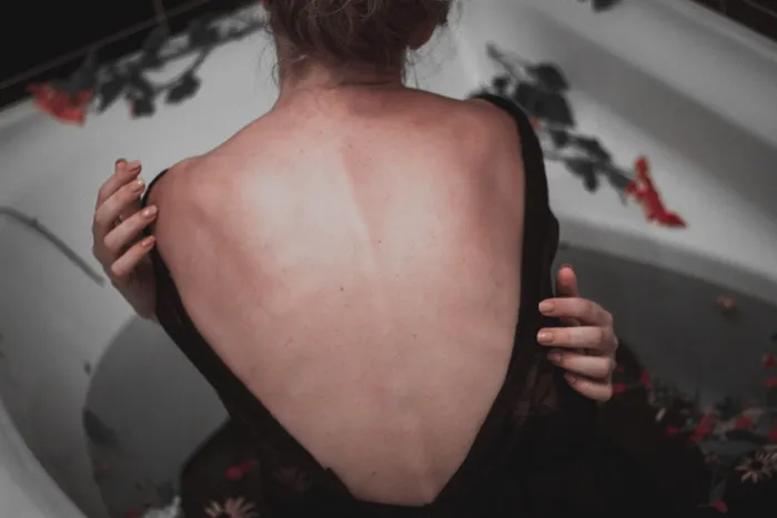 女人露背，后视图，室内，人背，人，成年人，赤膊，腰部以上