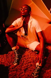 穿白色纽扣衬衫的男人 穿白色纽扣衬衫的男人