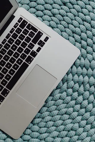 蓝色口袋上的MacBook笔记本电脑