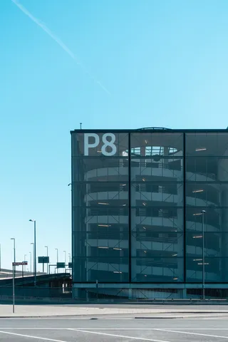 办公楼、大楼、车辆、汽车、汽车、交通、汽车经销商、轮胎