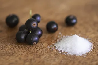 靠近盐的黑浆果