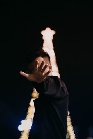 圣诞树旁穿着黑色运动衫的人