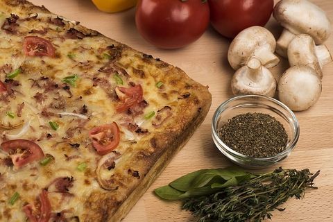 蘑菇和青菜旁边的馅饼