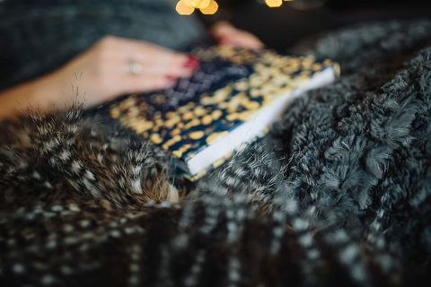 年轻女子在家看书喝酒