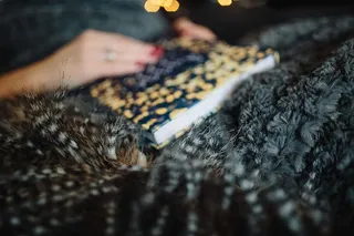 年轻女子在家看书喝酒