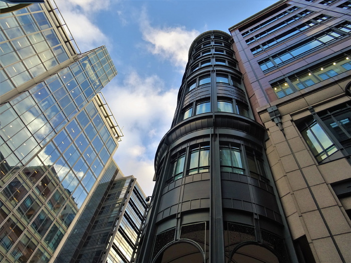 黑漆高层建筑