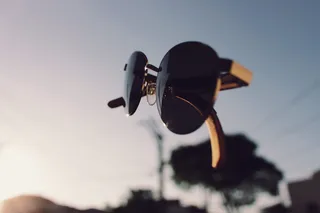 金色框黑色太阳镜