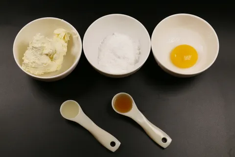三,白色,陶瓷,碗,米饭,鸡蛋,鸡蛋,面粉 三,白色,陶瓷,碗,米饭,鸡蛋,鸡蛋,面粉