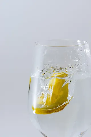 透明、填充、液体、葡萄酒杯、葡萄酒、玻璃、水晶杯、葡萄酒、玻璃