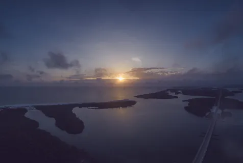 环绕小岛的灰色悬索桥 环绕小岛的灰色悬索桥