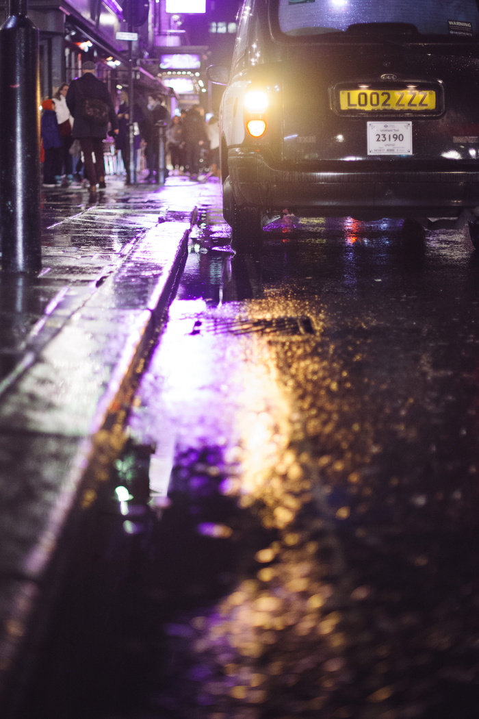 黑色车辆在道路上行驶