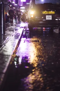 黑色车辆在道路上行驶 黑色车辆在道路上行驶