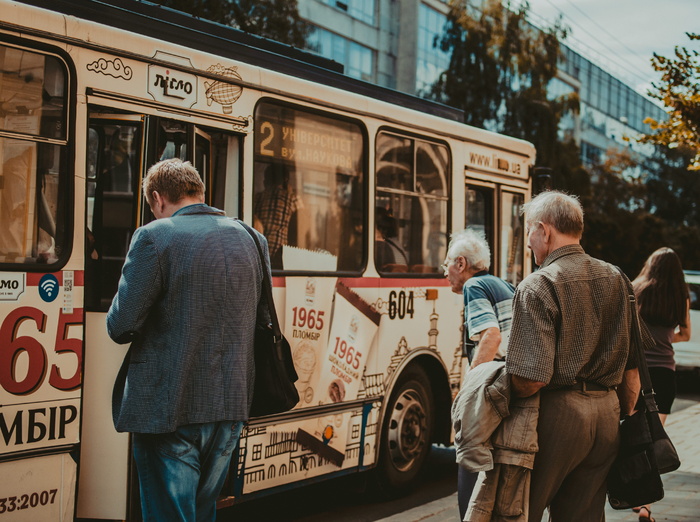 三个人站在公共汽车外面