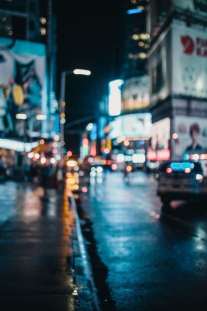 夜晚城市的模糊照片