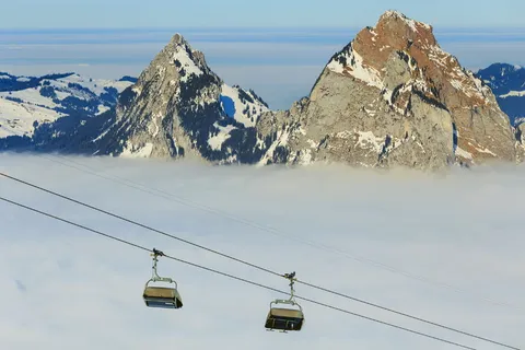 座椅升降机、滑雪升降机、索道、缆车、顶峰、山峰、悬崖、岩石 座椅升降机、滑雪升降机、索道、缆车、顶峰、山峰、悬崖、岩石