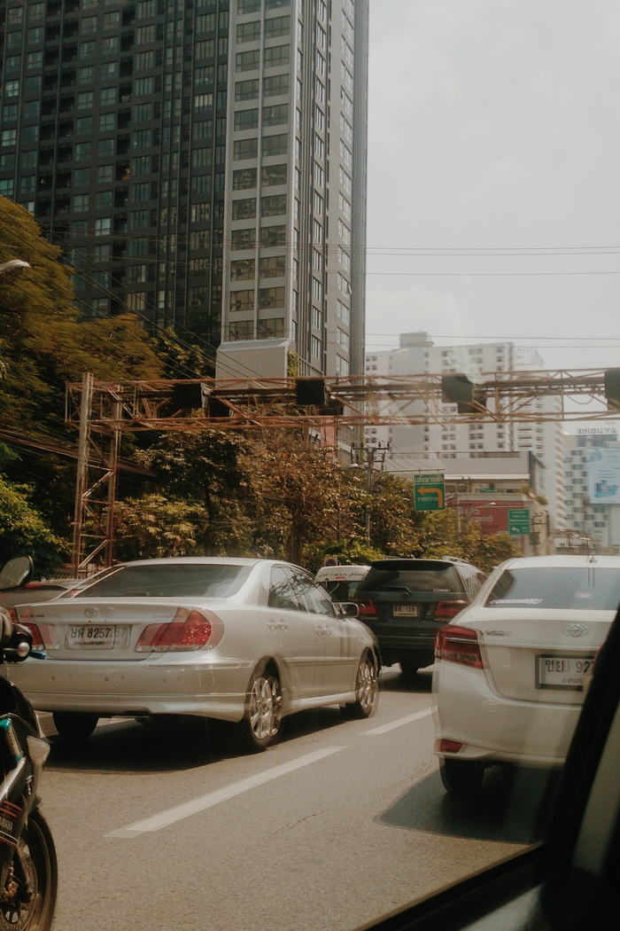 大楼附近繁忙道路上的车辆