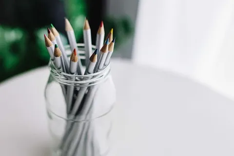 黑白笔记本和带有各种物品的白色智能手机 黑白笔记本和带有各种物品的白色智能手机