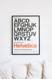 沙发上方的壁挂式Helvetica字母海报 沙发上方的壁挂式Helvetica字母海报