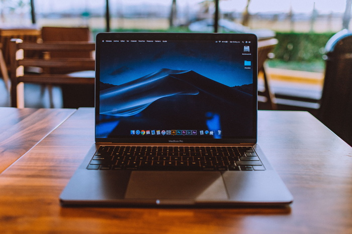棕色木质表面的MacBook Pro