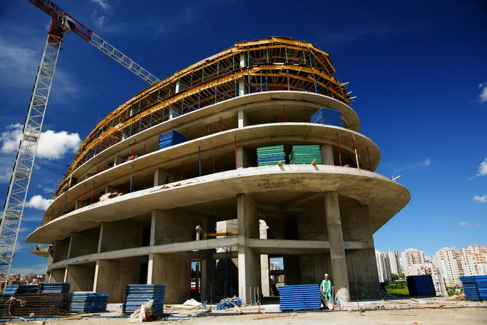 未完工灰色混凝土建筑