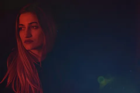 夜间穿黑色上衣的女人 夜间穿黑色上衣的女人