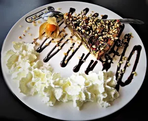 坚果蛋糕，丹麦坚果蛋糕，糕点，蛋糕，装饰，巧克力，坚果，酸浆