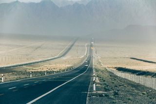 黑色道路、道路、公路、汽车、车辆、汽车、运输