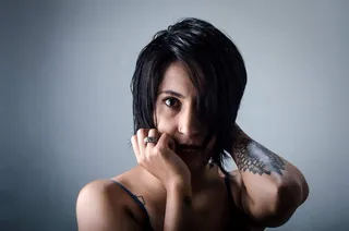 肖像, 妇女, 纹身, 拉丁语, 一个人, 看着相机, 爆头, 黑发