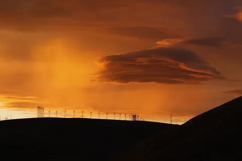 山,风机,云,雨,橙色,傍晚,日落,黎明 山,风机,云,雨,橙色,傍晚,日落,黎明