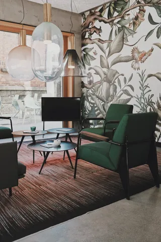 绿色织物软垫沙发椅