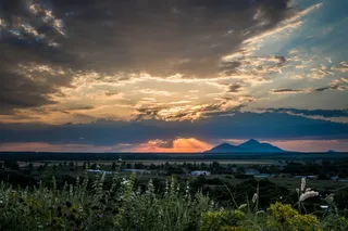 大自然拍摄的青草田和青山