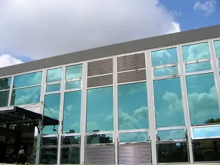 --天空倒映在立面上