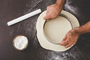 用圆刀切面团的人