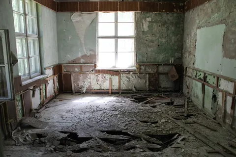 空置废墟房屋、废弃、窗户、损坏、破旧、过时、室内、建筑物