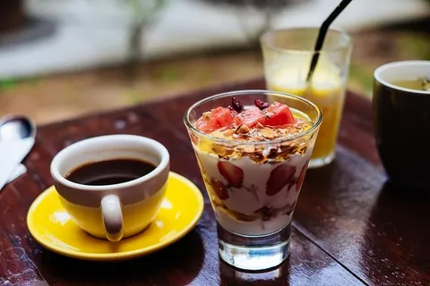 甜点用透明玻璃杯盛 甜点用透明玻璃杯盛