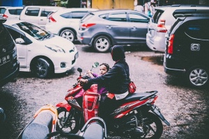 汽车，小孩，摩托车，摩托车，人，道路，街道，交通