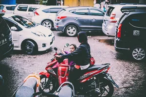 汽车，小孩，摩托车，摩托车，人，道路，街道，交通