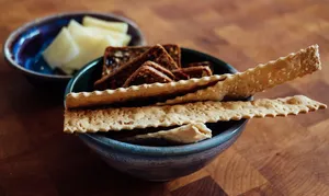 灰色碗上的饼干