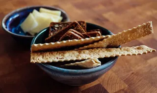 灰色碗上的饼干