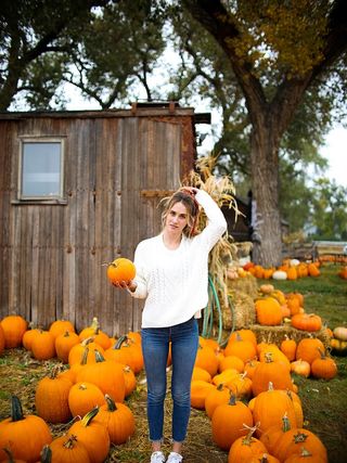 拿着橙色南瓜的女人