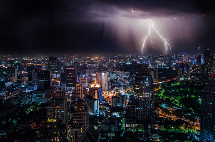 雷击城市建筑鸟瞰图