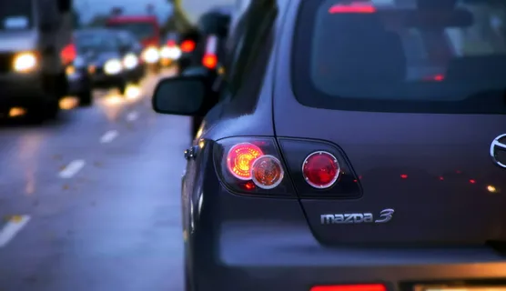 黑色、马自达3掀背车、果酱、汽车、交通、道路、夜间、车辆 黑色、马自达3掀背车、果酱、汽车、交通、道路、夜间、车辆