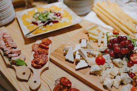 餐饮宴会桌上有不同的食物小吃和开胃菜