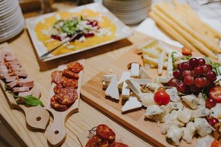 餐饮宴会桌上有不同的食物小吃和开胃菜