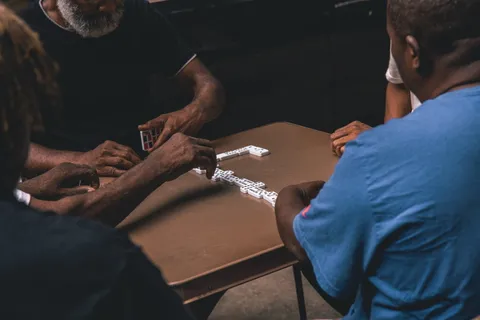 四个人玩多米诺骨牌