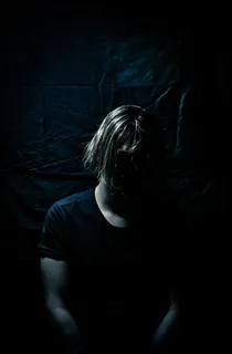 穿黑色圆领衬衫的男人