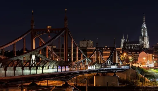 城市桥梁在夜间的表现 城市桥梁在夜间的表现