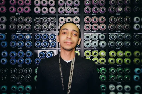 身穿黑色V领上衣的无名名人自拍