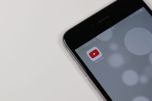 打开space、gray、iphone 6、displaying、youtube应用程序、App、Smartphone、youtube