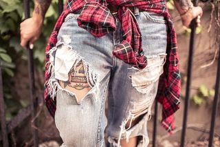 穿着蓝色旧牛仔裤的人